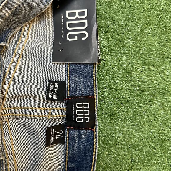 Women's BDG Low-Rise Boyfriend Jean Shorts - Picture 4 of 6